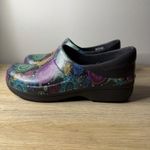 Crocs  Neria Pro II Clog Women Size 9 Paisley Floral Slip Resistant Work Shoe Photo 1