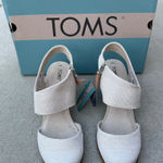 Toms NWT Majorca Closed Toe Heeled Sandals in Light Beige Women’s Size 8 Photo 0
