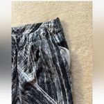 Lululemon  Women’s Jet Crop Luon Heat Wave‎ Black White Streaks Striped Size 6 Photo 3