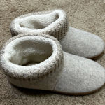 Dearfoams  Gray and Cream Women's Slippers Cozy Comfy Size M 7-8 EUC Photo 0