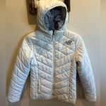 New Balance Women’s Light Grey Hooded Full Zip Puffer Jacket Sz small Photo 0