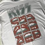 NEW WORLD Medium Kiss Lips Oversized Crew Neck‎ Short Sleeve Graphic T Photo 2