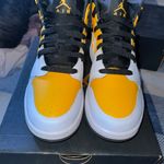 Jordan 1 Mid Photo 3