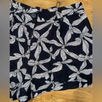 Black and White Leaf Print Women's Shorts Size 10 Photo 2