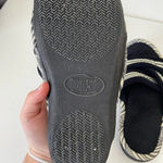 Isotoner EUC | women’s solid bottom slippers — size 7.5-8 Photo 3