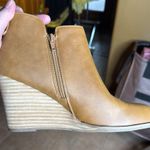 NWOT DV Dolce Vita Gladice Wedge Bootie Tan Size 9 Photo 9