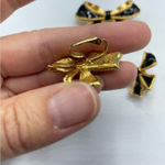 Vintage Gold Tone & Black Enamel Set Clip On Earrings Brooch Set Estate Jewelry Photo 3