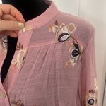 Fig and flower embroidered button down blouse in dusty rose. Pink Size M Photo 1