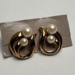 Avon Faux Pearl Gold Tone Stud Pierced Earrings NWOT Photo 7