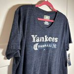 Majestic Women’s 2XL Yankees t shirt Photo 1