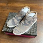 Me Too  camo ankle booties Photo 5