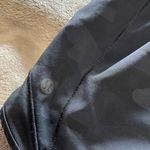 Lululemon  Black Camo Hottie Hots 4” Women’s Shorts Sz 2 Activewear EUC Photo 2