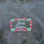 Fruit of the Loom Vintage Embroidered North Dakota Crewneck Sweatshirt Large Photo 3