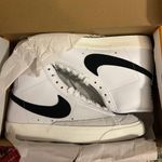 Nike Women’s Blazer Mid 77 Photo 0