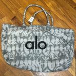 Alo Yoga  Tote Photo 0