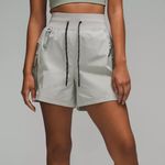 Lululemon Multi-Pocket Cargo High-Rise Hiking Short 5” Photo 0