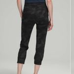 Lululemon READY TO RULU JOGGER HERITAGE 365 CROP CAMO DEEP COAL MULTI 8 Photo 1