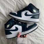Nike Jordan 1 Mid Photo 1