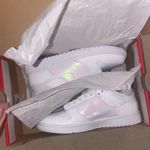 Nike  W DUNK LOW SE WHITE/MULTI-COLOR-BLACK Photo 1