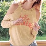 Le lis “Hello Weekend” Graphic Cold Shoulder Hoodie Photo 5