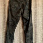 Lululemon  Capri Women Bottom Pants Camo Size 4 Small Green Activewear Clothing Photo 1