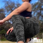 Amazon Two-Tone Camouflage Seamless Active Wear Leggings, Size S Photo 5