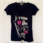 Heritage 1981  Graphic French Sayings V-Neck T-Shirt Navy Blue Size Small Photo 1