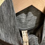 Under Armour  Heat Gear Size Medium Charcoal Long Sleeve Top Photo 2