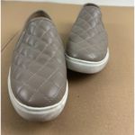 Brash Womens quilted beige / taupe low top slip on shoes size 9 Photo 2
