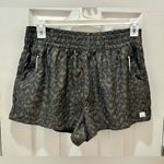 Vuori  Dash shorts size XL cheetah print brown Photo 2