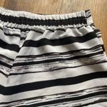 Glamorous black & white striped patterned shorts Photo 3