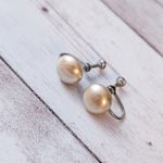 Vintage Screw Back Earrings Pearlescent Beige 3/8" Photo 3