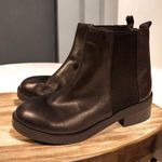 Steve Madden Gloryy Chelsea Boot Black Leather Pull On Ankle Bootie Size 7.5 Photo 0