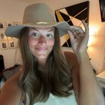 Tan Fedora with gold chain Photo 1