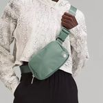 Lululemon EVERYWHERE BELT BAG tidewater teal. Photo 2