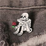 White Skeleton Flower Shape Brooch Pin Vintage Style Anime Pin‎ Clothing Decor Photo 2