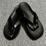 REEF  Women’s Cushion Court Black Flip Flops Photo 1