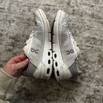 Oncloud Women’s Tennis shoes Women’s 7 Like New barely worn too small for me White Photo 5