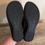 Cliffs by White Mountain Black Faux Leather Thong Sandals Women’s Sz 7.5 Flower Photo 9