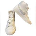 Nike  Blazer Mid 77 Essential Sneaker White Metallic Silver Womens Size 7 New Photo 4