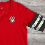 Antigua USD South Dakota Coyotes Varsity Tee Womens S Red Half Sleeve V-Neck Top Photo 2