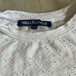 Wallflower Womens Eyelet Short Sleeve Crop Top Size Small White Crewneck Photo 2