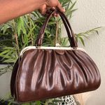 1970s Brown vintage leather ruched pleated shoulder hand bag purse gold tone hardware. Photo 1
