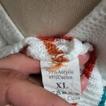 Multicolored striped v Photo 6