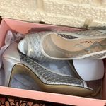 Silver open toe shoes. Size 8.5 Photo 8