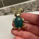 Brooch Pin Gold Tone / Green Carved look Photo 6