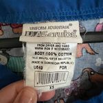 Uniform Advantage  short sleeved v-neck scrub top in blue with dog print size XS Photo 7