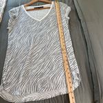 White House | Black Market Zebra V-Neck Tee. Size Small. Photo 11