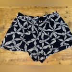 Black and White Leaf Print Women's Shorts Size 10 Photo 1