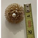 Vintage Gold Tone Flower Pearl Brooch Pin Round sprin Elegant Statement Sz 1” Photo 2